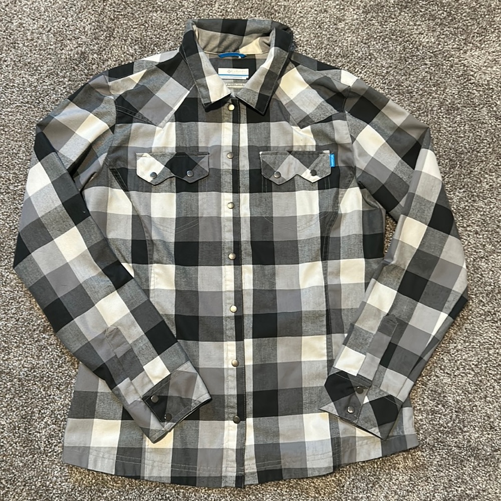 Medium COLUMBIA Grey and Black plaid snap up.